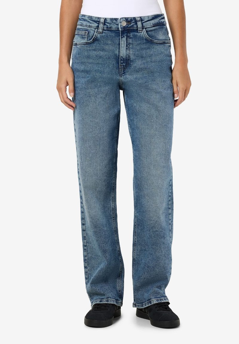 Ανοιχτό μπλε τζιν παντελόνι με σχέδιο ίσιας γραμής, πέντε τσέπες και κλείσιμο με κουμπί. Το ύφασμα έχει ελαφρώς ξεθωριασμένη υφή.