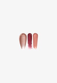 Drie kleurstalen van lippenstift: een glanzende rozenkleur, een diepe bessenkleur en een zachte nude, allemaal glad met een glanzende afwerking op een witte achtergrond.