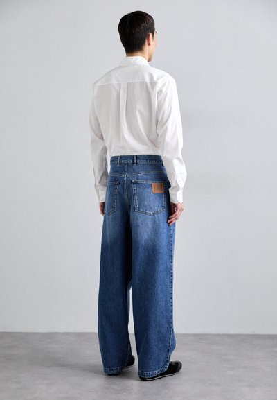 MOSCHINO PANTALONE - Brīva piegriezuma džinsi - blue