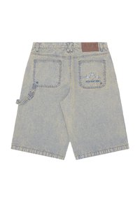 Shorts de mezclilla a rayas en colores azul claro y crema, que cuentan con dos bolsillos traseros y un parche de cuero en la cintura.