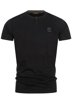 T-shirt noir à manches courtes avec un col henley, doté d'un seul bouton et d'un petit logo sur la poitrine. Tissu doux et texturé.