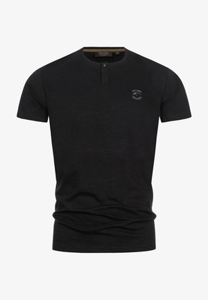 Schwarzes Kurzarm-T-Shirt mit Henley-Ausschnitt, ausgestattet mit einem einzelnen Knopf und einem kleinen Logo auf der Brust. Weicher, strukturierter Stoff.