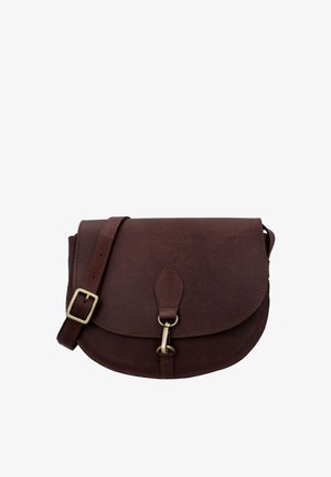 Brun läderväska med axelrem, rundad klaff, beslag i mässing och justerbar rem. Slät textur med minimal sömnadsdetalj.