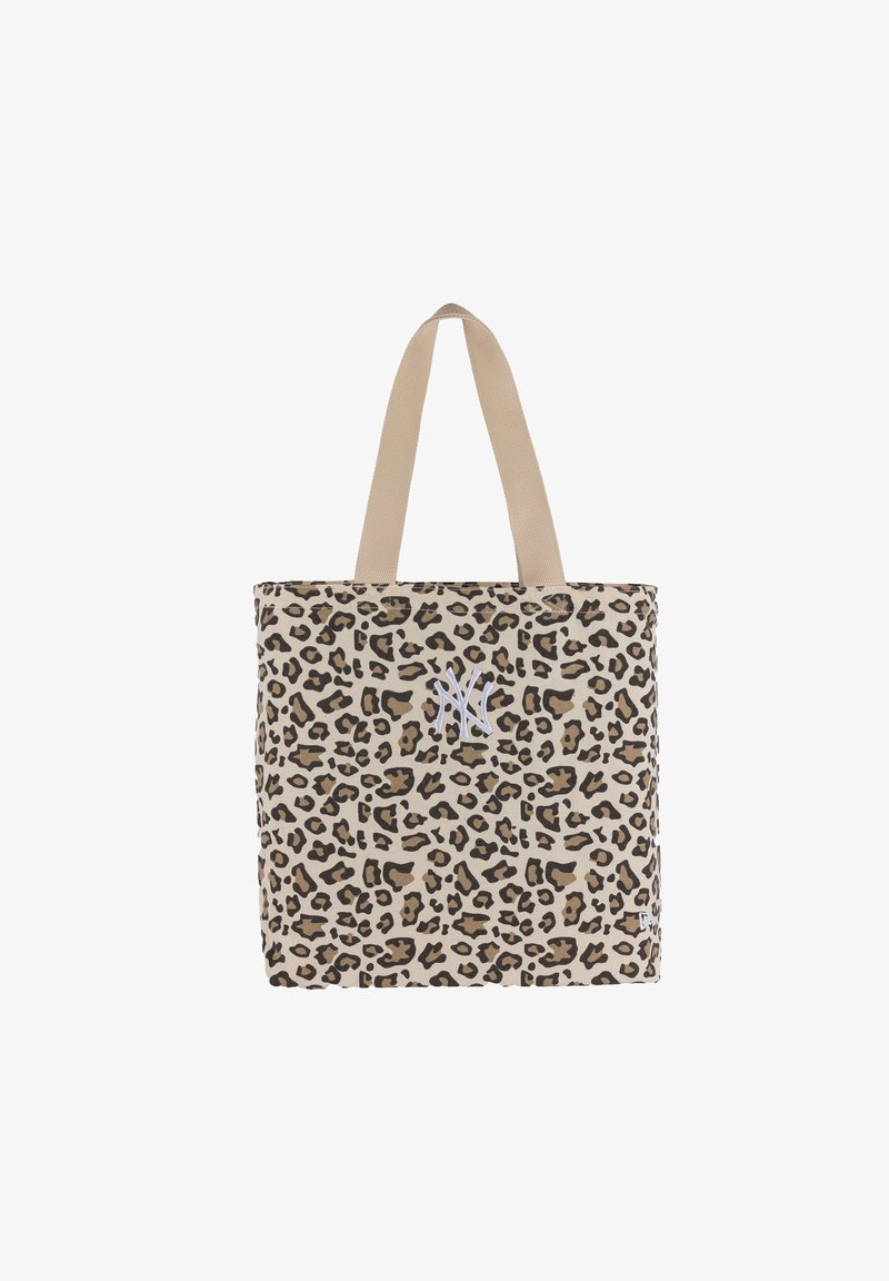 Beige Tragetasche mit Leopardenmuster und weiß gesticktem New York Yankees-Logo, ausgestattet mit zwei beigen Schulterriemen.