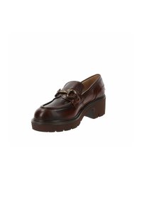Mocasines de cuero marrón con punta redondeada, acento de hardware metálico y un tacón de plataforma chunky y texturizado. Parte superior lisa con detalles de costura.