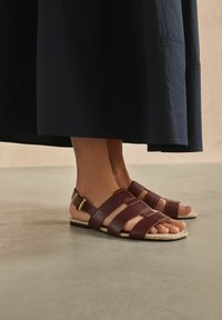 Next FISHERMAN- REGULAR FIT - Sandaalit nilkkaremmillä - burgundy red