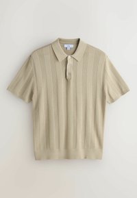 Beež lühikeste varrukatega kootud polo, millel on vertikaalsed soonilised triibud ja ees kolm valget nööpi.