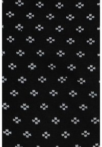 Czarna tkanina z powtarzającym się wzorem małych białych i szarych kształtów kwiatowych, prezentująca teksturowane wykończenie dzianiny.