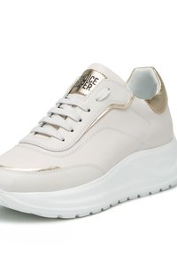 Sneaker in pelle bianca con dettagli dorati, collo imbottito e suola bianca. Caratterizzato da un design con lacci e dettaglio del logo sulla linguetta.
