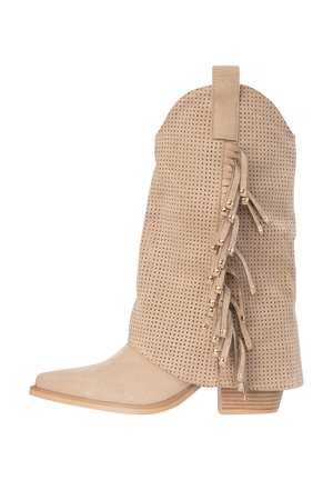 Beige ruskinds cowboystøvle med perforeret overdel, dekorative kvaster med guldkugler og tyk, stablet hæl.