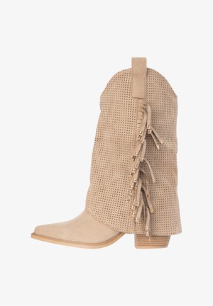 Beige ruskinds cowboystøvle med perforeret overdel, dekorative kvaster med guldkugler og tyk, stablet hæl.