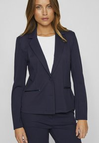Marineblazer lavet af blødt stof med skræddersyet pasform, enkeltknaplukning og to forlommer med diskrete glansdetaljer.
