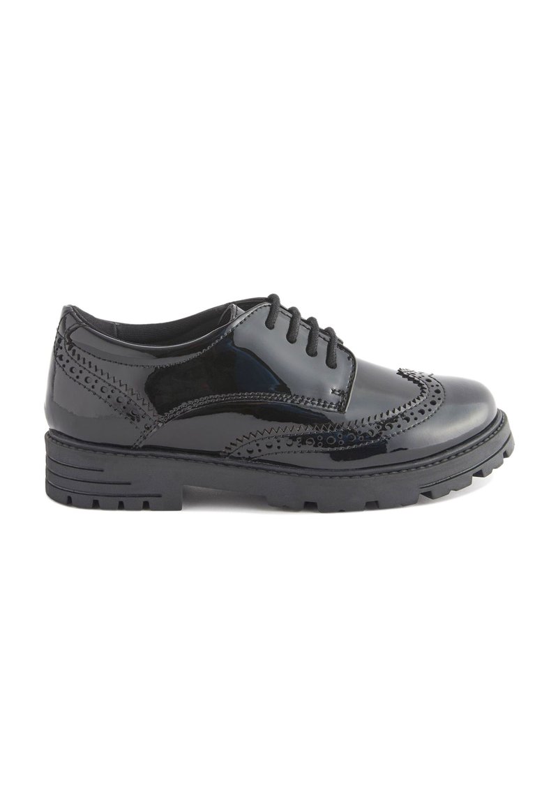 Schwarze Lackleder Schnürschuhe mit Broguemuster, die mit gestanzten Akzenten und einer robusten Gummisohle für besseren Halt ausgestattet sind.