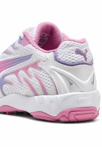 Scarpa da ginnastica bianca con accenti rosa e lavanda, materiale in rete, design curvo, collo imbottito e suola texturizzata. Presenta il logo Puma.