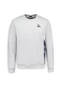 Sudadera gris claro hecha de tela suave, con cuello redondo, mangas largas y un logo azul marino en el pecho con acentos en azul marino en los lados.