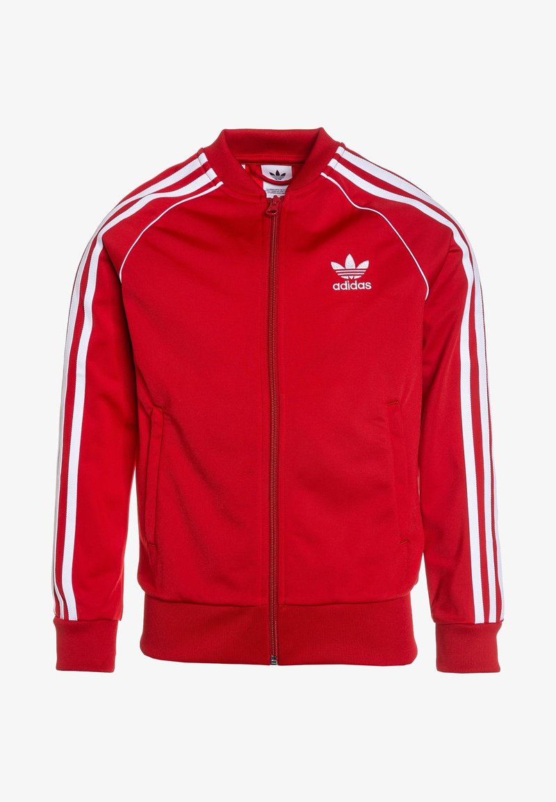 Červená zipová bunda vyrobená z polyesteru s bílými třemi pruhy podél rukávů a malým bílým logem na hrudi.