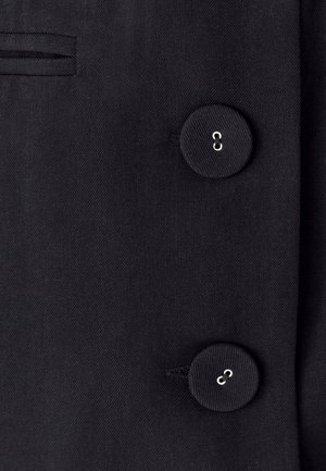 Schwarze Stoffblazer mit glatter Textur, ausgestattet mit zwei runden Knöpfen und einem kleinen Taschen-Detail.