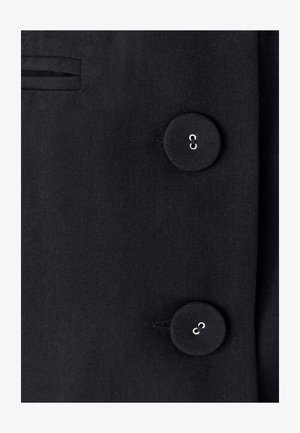 Schwarze Stoffblazer mit glatter Textur, ausgestattet mit zwei runden Knöpfen und einem kleinen Taschen-Detail.