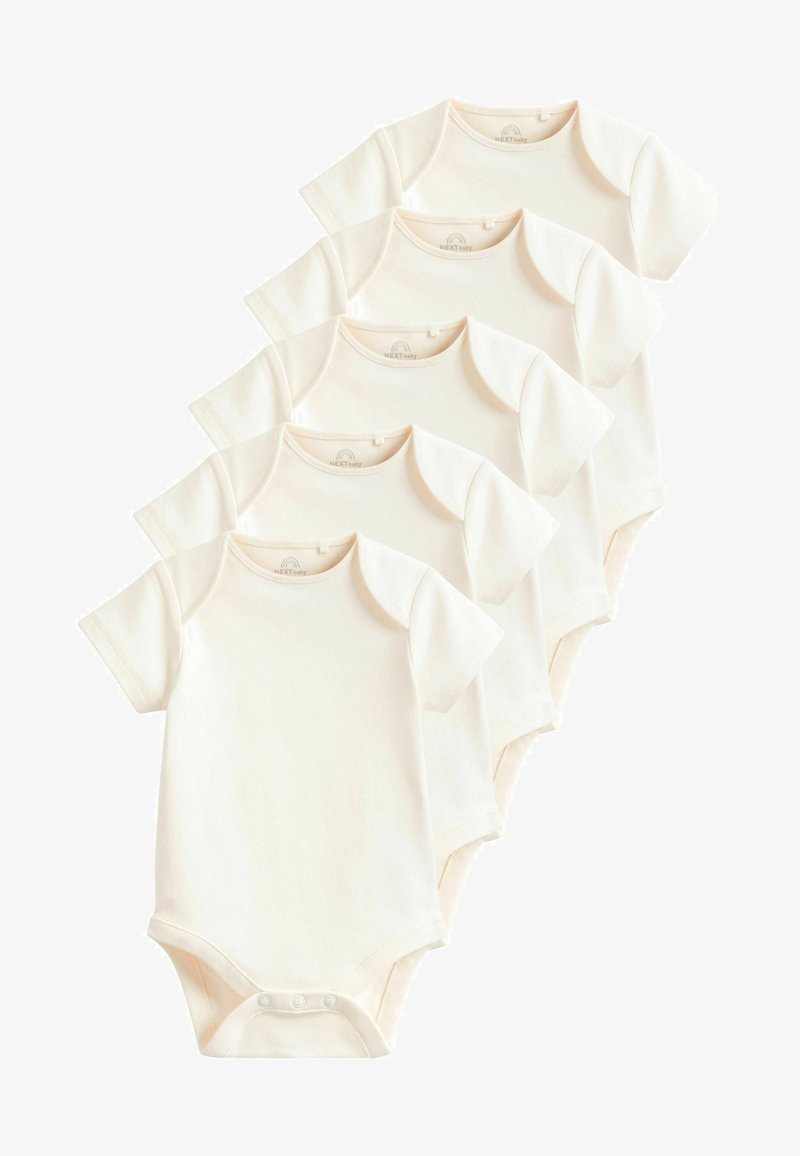 Cinque body per neonati a maniche corte di un morbido colore crema pallido, con chiusura a pressione sul fondo e scollatura rotonda.