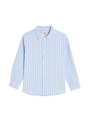 Camisa de manga larga azul claro con rayas verticales blancas, con botones en el frente, cuello puntiagudo y bolsillo en el pecho izquierdo. Material de algodón, diseño casual.