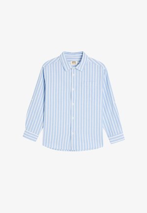 Camisa de manga larga azul claro con rayas verticales blancas, con botones en el frente, cuello puntiagudo y bolsillo en el pecho izquierdo. Material de algodón, diseño casual.