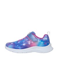Zapatilla colorida con un degradado de azul, rosa y púrpura con patrones de estrellas; correa de velcro y suela de goma blanca.
