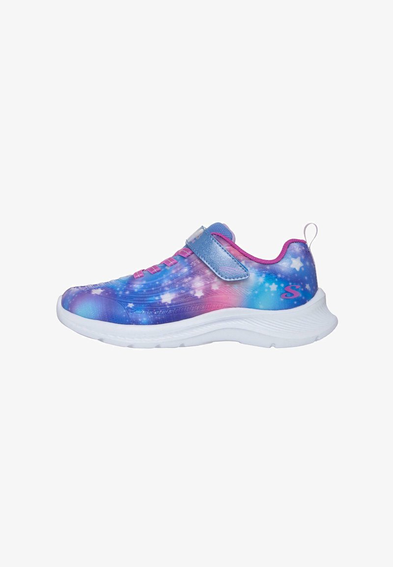 Zapatilla colorida con un degradado de azul, rosa y púrpura con patrones de estrellas; correa de velcro y suela de goma blanca.