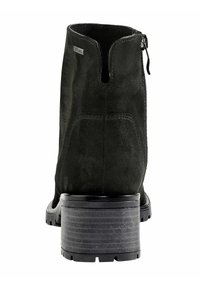 Botín negro de ante hasta el tobillo con un tacón de bloque texturizado, cremallera lateral y una abertura en forma de V en la parte trasera. Detalles suaves en la base del tacón.