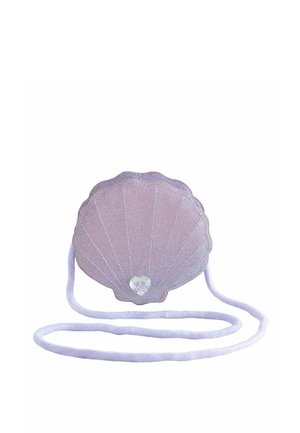 Lila glitzernde muschelförmige Tasche mit herzförmigem Schmuckstein und langem passenden Riemen auf weißem Hintergrund.