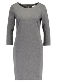 Grå klänning i mjukt tyg, med rund halsringning, trekvartsärmar och en dold dragkedja i ryggen för stängning.