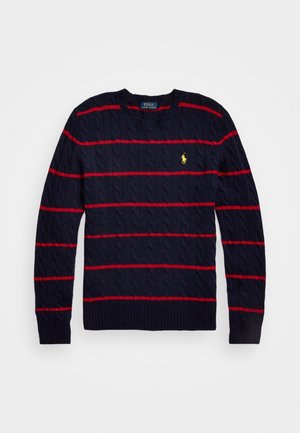 Pull en maille torsadée bleu marine avec des rayures horizontales rouges, col rond et poignets côtelés. Comprend un petit logo doré sur le côté gauche.