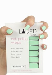 Mintgroene nagellakwraps in een rechthoekige doos. Tekst benadrukt: "Eenvoudige applicatie," "Eenvoudige verwijdering," "Langdurig," "Hoge kwaliteit."