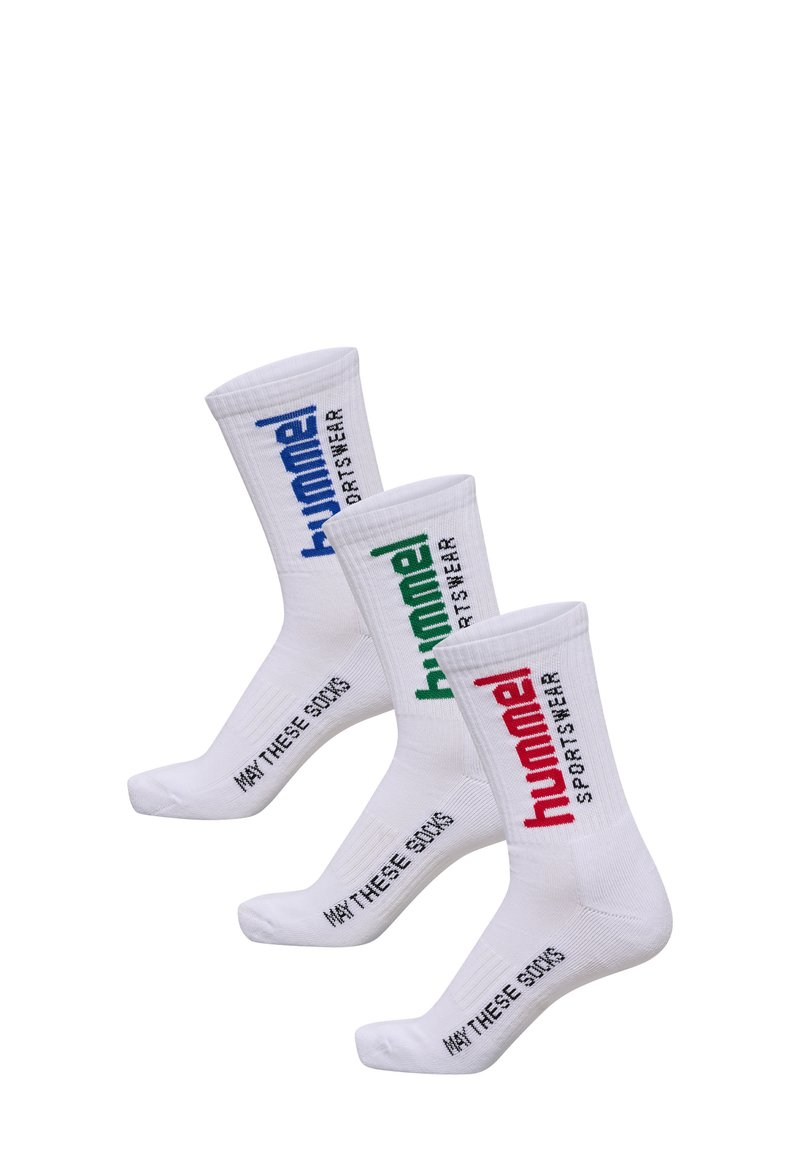 Białe skarpetki sportowe z prążkowanymi mankietami, z kolorowym napisem "hummel" w niebieskim, zielonym i czerwonym kolorze. Na podeszwach nadrukowany napis "MAY THESE SONGS".