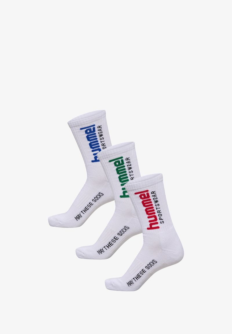 Białe skarpetki sportowe z prążkowanymi mankietami, z kolorowym napisem "hummel" w niebieskim, zielonym i czerwonym kolorze. Na podeszwach nadrukowany napis "MAY THESE SONGS".