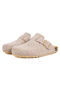 Sabots en feutre de couleur beige clair avec une forme arrondie, ornés d'une boucle et d'une semelle texturée pour une meilleure adhérence et un confort optimal.