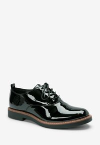 Chaussures à lacets en cuir verni noir avec un bout rond et un petit talon, dotées de coutures ton sur ton et d'une languette décorative à l'arrière.