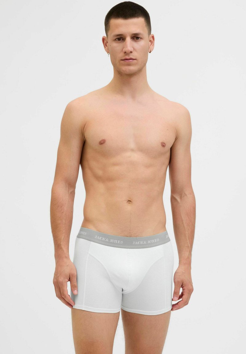 Fehér pamut boxer alsónadrág szürke derékrésszel, amelyen a "JACK & JONES" márkanevének felirata található. Az anyag sima, a fazonja testhezálló.