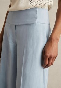 Reiss WIDE - Auduma bikses - blue