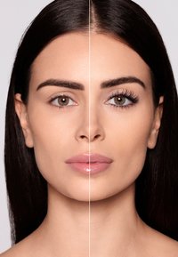 Immagine divisa di un volto: lato sinistro con trucco naturale, lato destro con trucco completo per gli occhi con ciglia lunghe e definite e labbra lucide.