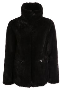 Czarna kurtka z futerkiem z eko-futra, z wysokim kołnierzem, długimi rękawami i kieszeniami na zamki przy talii, prezentowana na białym tle.