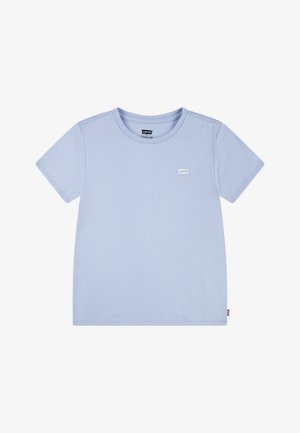 Světlomodré tričko s krátkým rukávem vyrobené z bavlny, s kulatým výstřihem a malou bílou štítkovou nášivkou na levé straně hrudi.