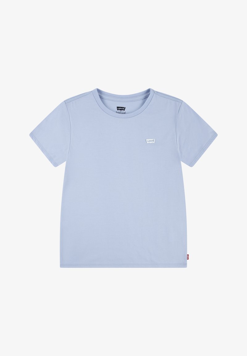 Ανοιχτό μπλε κοντομάνικο μπλουζάκι φτιαγμένο από βαμβάκι, με στρογγυλή λαιμόκοψη και μια μικρή λευκή ετικέτα λογότυπου στην αριστερή πλευρά του στήθους.