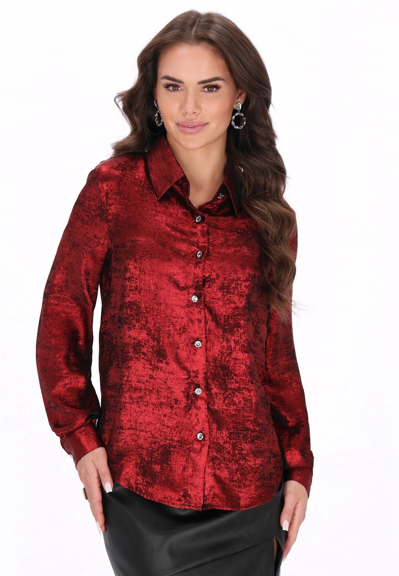 Rød, struktureret skjorte med krave og lange ærmer. Knapper foran, skinnende detaljer og glat stof. Kombiner med en sort nederdel.