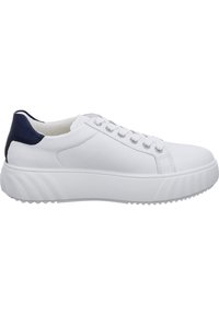 Sneaker bianca in pelle con accentuazione in pelle tessurizzata blu navy sul tallone, punta rotonda e suola in gomma piatta caratterizzata da leggere scanalature per un miglior grip.