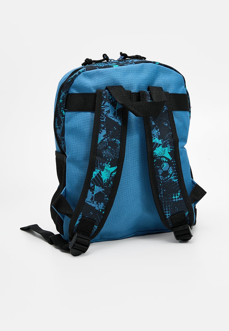 Mochila azul con acentos negros; cuenta con correas ajustables, superficie texturizada y un patrón gráfico en el panel trasero.