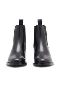 Mustad mustad chelsea saapad sileda viimistlusega, külgedel elastsed paneelid ja tõmbeosad, ümmarguse varbaga ja madala kontsaga.
