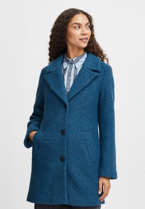 Manteau en mélange de laine bleu avec une finition texturée, col à revers, deux poches avant et boutons noirs. Manches longues et coupe légèrement ajustée.