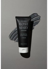Tubo spremibile nero con accenti bianchi, etichettato "Maschera Riequilibrante per il Cuoio Capelluto al Cold Brew e Rosmarino". Crema di colore carbone si diffonde accanto al tubo.
