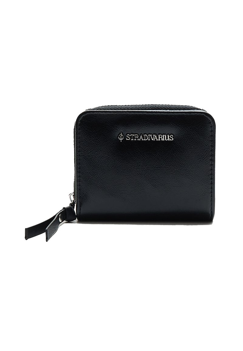 Črno usnjeno denarnico z okroglo zadrgo, dvema usnjenima zategnjenima zadrgama in srebrnim logotipom "STRADIVARIUS" spredaj.