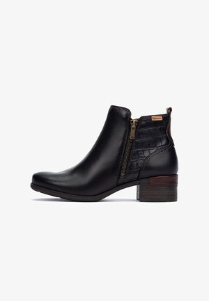 Bottine en cuir noir avec un bout rond, fermeture éclair sur le côté, motif crocodile texturé marron sur le panneau du talon et un talon en bois empilé.